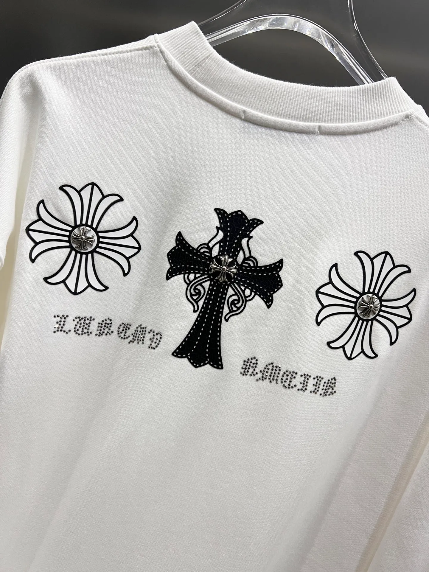 🅿️280 CH Crowe 2025 Autumn and Winter New Style Round Neck Long Sleeve Sweater Cross Patch Leather + Customized Hardware Metal Horseshoe Sanskrit Characters + Middle Eastern Australian Diamond Design Craftsmanship The real thing is great🔥Same style for men and women, loose version Size S M L XL XXL Five sizes Black White